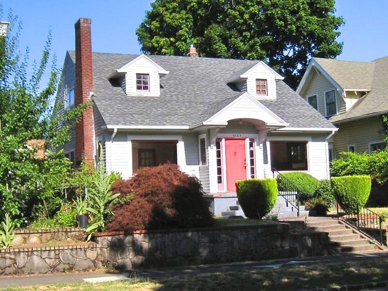 5035 NE Mallory represents an example of the Colonial Revival style. Built in 1924. (Source: Restore Oregon)