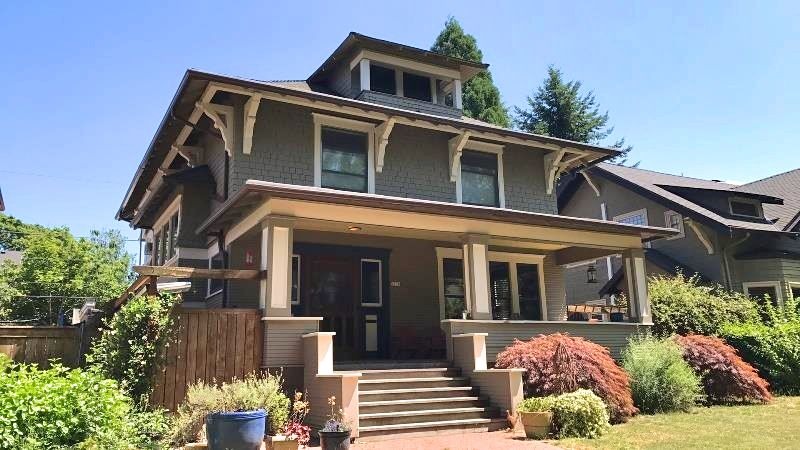 5236 NE Cleveland represents an
example of the foursquare style. Built in 1908 (Source: Restore Oregon)